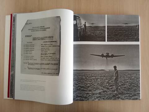 Una página de un libro con fotos de aviones y un documento antiguo en el lado izquierdo.