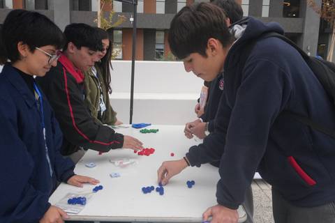 Un grupo de jóvenes participando en una actividad de juegos de mesa al aire libre.
