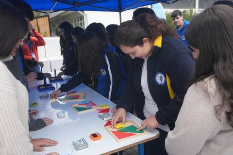 Un grupo de estudiantes chilenos participa en una actividad de juegos de mesa al aire libre.