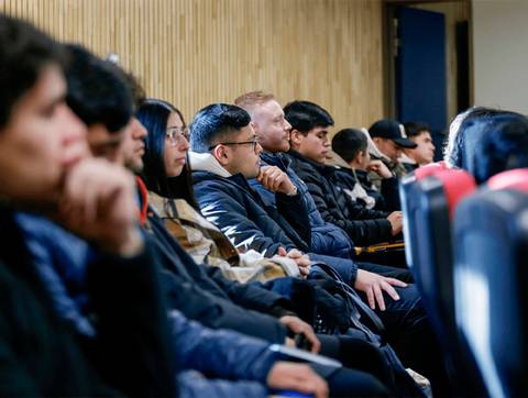 Un grupo de jóvenes atentos en una charla o conferencia.