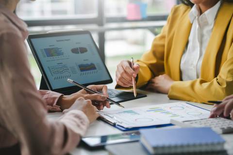 Un grupo de profesionales analizando gráficos y datos en una reunión.