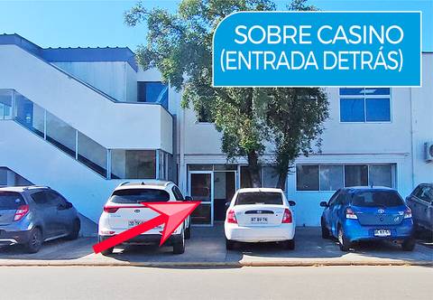 Imagen que muestra la entrada trasera de un edificio con un letrero que indica 'Sobre Casino'.