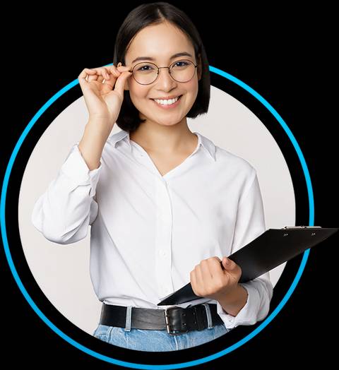 Una mujer sonriente con gafas sostiene un portapapeles en un fondo oscuro.