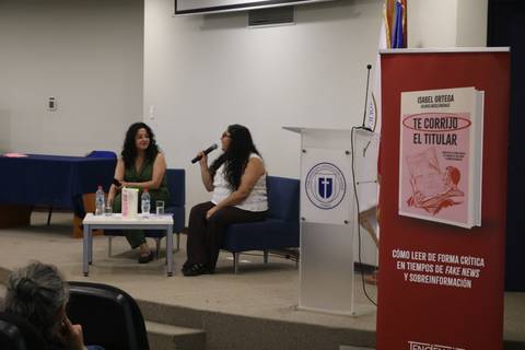 Conversación sobre el impacto de las noticias falsas en la actualidad.