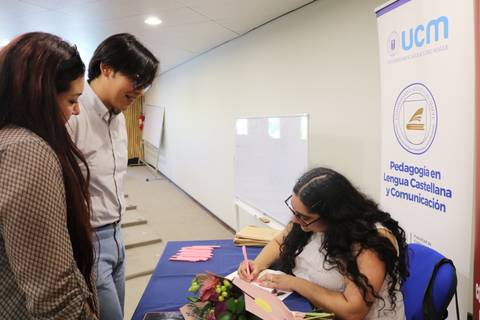 Un grupo de estudiantes interactúa en un evento académico en la universidad.