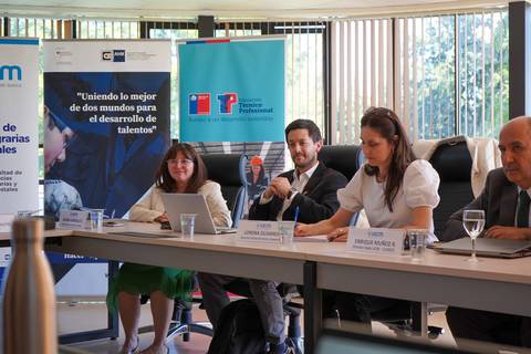 Reunión sobre desarrollo profesional en un ambiente colaborativo.
