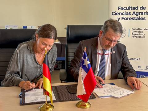 Firma de un acuerdo entre representantes de Chile y Alemania en la Facultad de Ciencias Agrarias y Forestales.