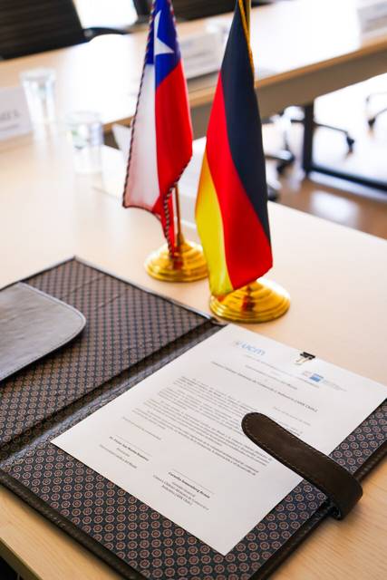 Un acuerdo entre Chile y Alemania en una mesa de conferencias.