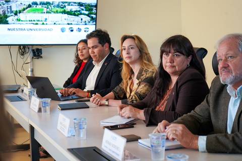 Una reunión en una universidad con varias personas participando.