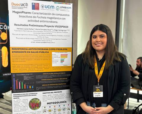 Joven presentando investigación sobre propiedades de la Fuchsia magellanica en un evento académico.