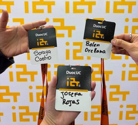 Tres personas muestran sus credenciales en un evento de DuocUC.