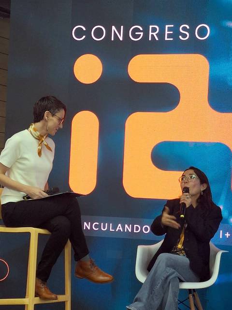 En el Congreso i2, dos mujeres dialogan sobre temas de inclusión y tecnología.