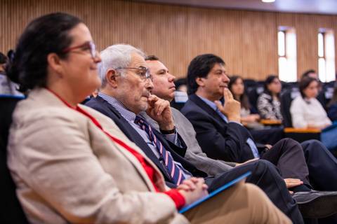 Una audiencia atenta en un evento académico en Chile.