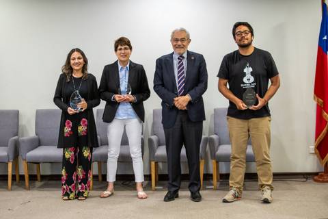 Un grupo de personas posando con premios en un evento en Chile.