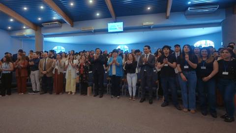 Un grupo de personas aplaudiendo en un evento en Chile.