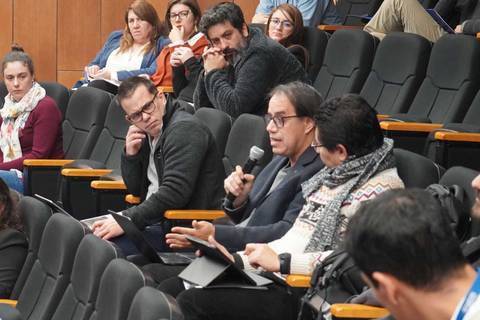 Un grupo de personas escuchando atentamente durante una charla en un auditorio.