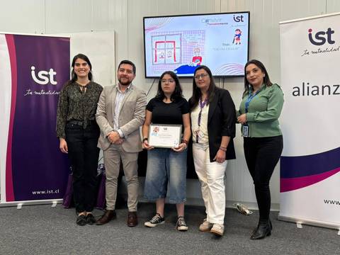 Un grupo de personas en un evento de premiación con una joven sosteniendo un certificado.