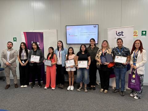 Ceremonia de premiación con varios participantes sonrientes mostrando sus reconocimientos.