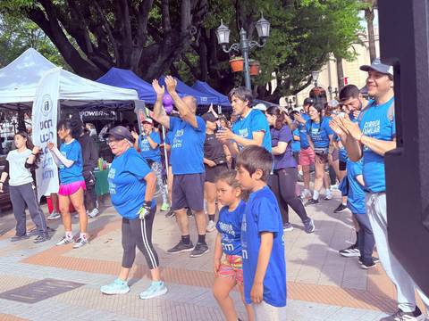 Una multitud de personas entusiastas vestidas de azul celebrando en un evento al aire libre.