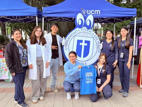 Un grupo de estudiantes de la Universidad Católica del Maule posando juntos en un evento al aire libre.