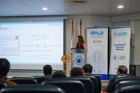 Una presentación académica en la Facultad de Ciencias Básicas con docentes y estudiantes atentos.