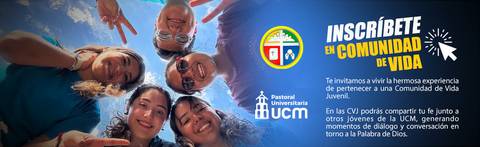 Un grupo de jóvenes sonríe frente a la cámara bajo un cielo azul claro.