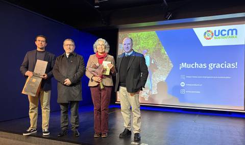 Cuatro personas posando en un evento de sostenibilidad con reconocimientos en las manos.