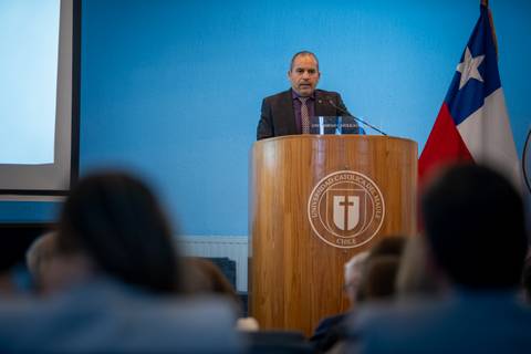 Un hombre en un podio habla frente a una audiencia en un evento en Chile.