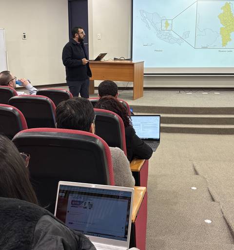 Un profesor está dando una charla sobre un mapa de México en una sala de clases.