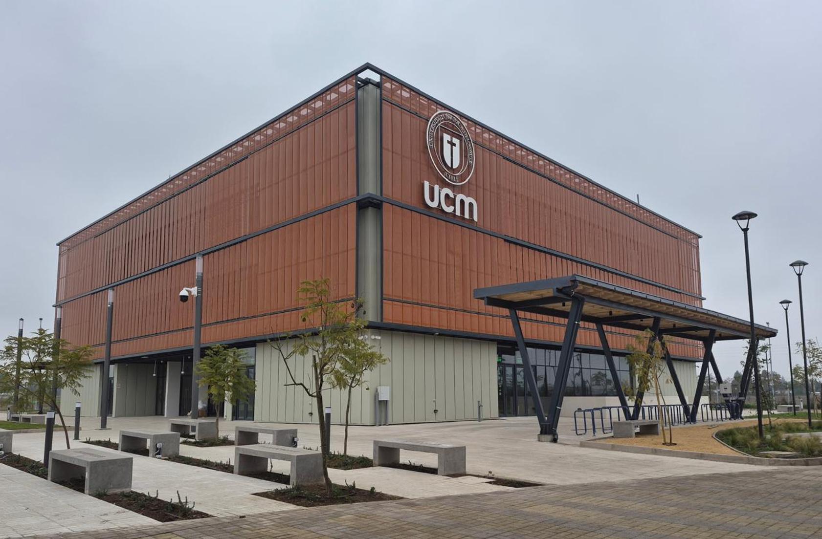 Esta es una moderna edificación que alberga la Universidad Católica del Maule en Chile.