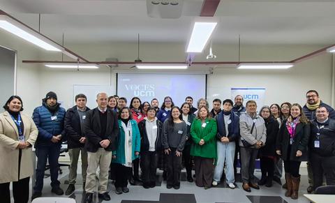 Reunión de un grupo diverso de personas en un evento académico en Chile.