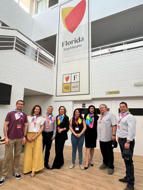 Celebramos los 40 años del Grupo Educatiu Florida con un grupo de personas en un evento especial.
