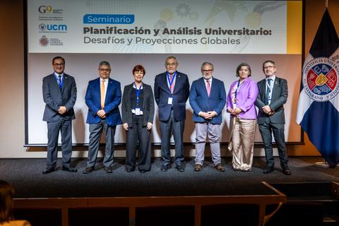Grupo de académicos y autoridades en un seminario sobre planificación universitaria.