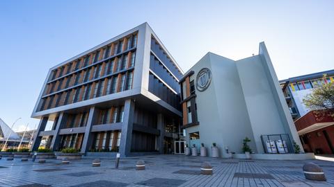 Edificio moderno y elegante que destaca en la arquitectura de la ciudad.