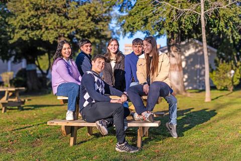 Un grupo de amigos disfrutando una tarde al aire libre en un parque.