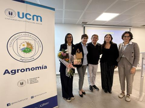 Un grupo de personas posando en un evento en la Universidad Católica del Maule.