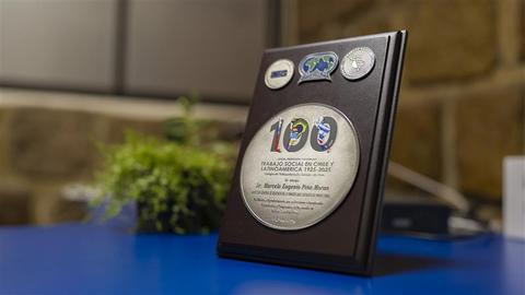 Un reconocimiento conmemorativo de 100 años de trabajo social en Chile y Latinoamérica.