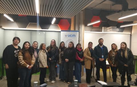 Grupo de personas posando juntas en un ambiente de oficina.