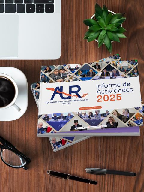 Mesa de trabajo con informes de actividades de la Agrupación de Universidades Regionales de Chile.