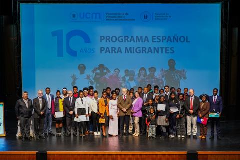 Celebración del décimo aniversario del programa de español para migrantes en una ceremonia con premios y reconocimientos.