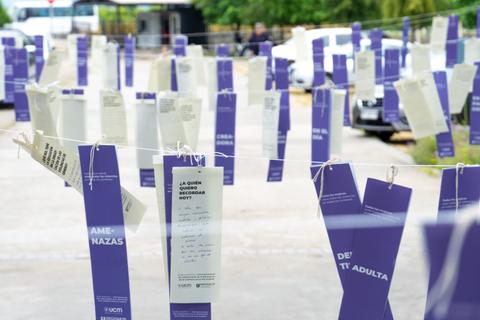 La foto muestra una instalación con numerosos papeles colgados que evidencian mensajes y reflexiones.