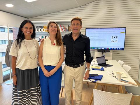 Tres personas posando en un ambiente de oficina moderna en Chile.