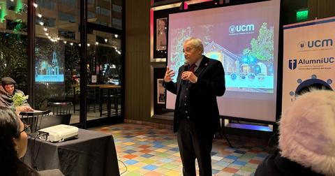 Un caballero está haciendo una presentación en un evento académico.