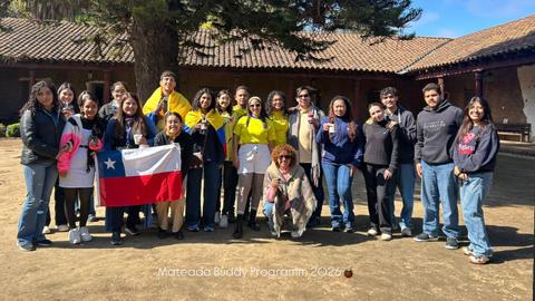 Grupo de estudiantes chilenos disfrutando de un día soleado al aire libre.