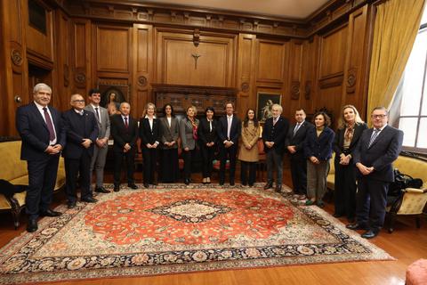 Reunión de figuras políticas en un elegante salón chileno.