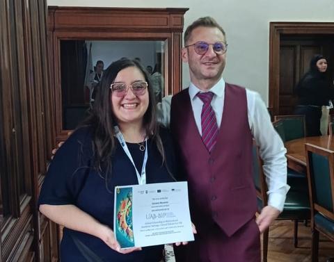 Celebración de un logro académico con un diploma en mano.