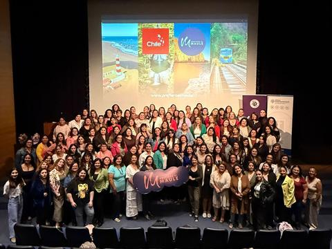 Un grupo grande de mujeres se reúne en un evento en Chile.