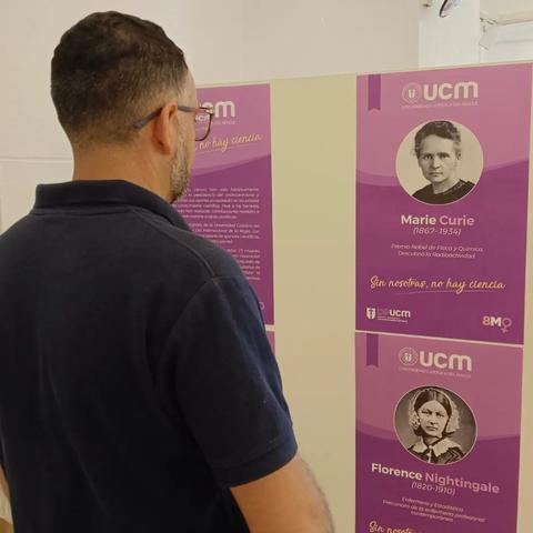 Una persona observa una exposición sobre Marie Curie y Florence Nightingale.
