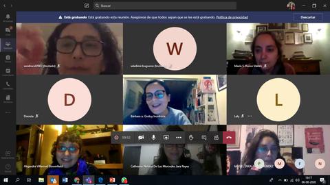 Imagen de una videoconferencia con varias personas en la pantalla.