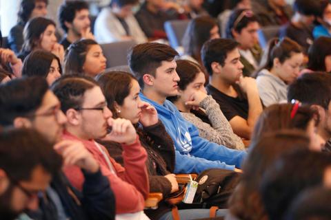 Un grupo de estudiantes atentos en una conferencia.